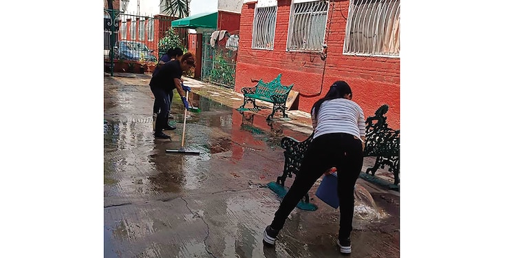 Vecinos lavan el área común