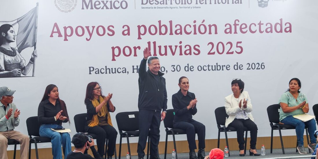 La presidenta Claudia Sheinbaum y el gobernador Julio Menchaca formalizaron la entrega de recursos económicos directos para atender a las familias damnificadas por las lluvias en Hidalgo.