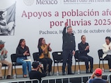 La presidenta Claudia Sheinbaum y el gobernador Julio Menchaca formalizaron la entrega de recursos económicos directos para atender a las familias damnificadas por las lluvias en Hidalgo.