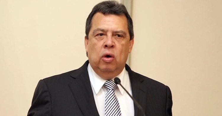 Él es el exgobernador de Guerrero Ángel Aguirre