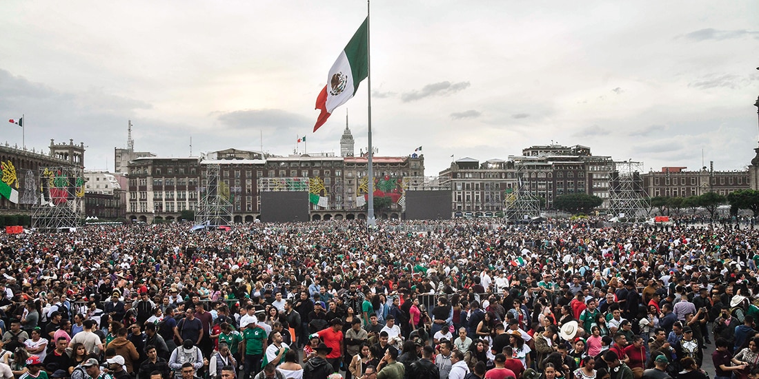 Mexicanos asistieron al Zócalo el 15 de septiembre para celebrar la Independencia.