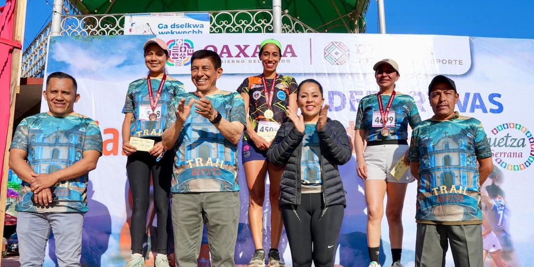 El gobernador Salomón Jara frente a las ganadoras de la Carrera Atlética 8K Trail.