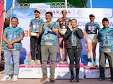 El gobernador Salomón Jara frente a las ganadoras de la Carrera Atlética 8K Trail.