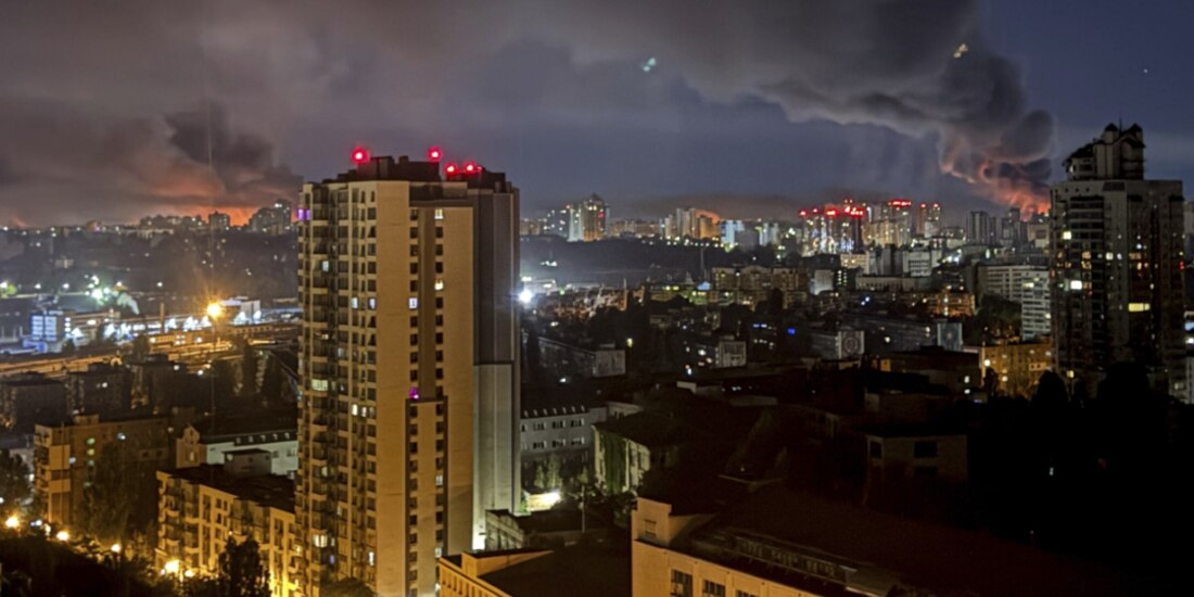 Humo se eleva tras un ataque ruso en Kiev, Ucrania, el viernes 4 de julio de 2025.