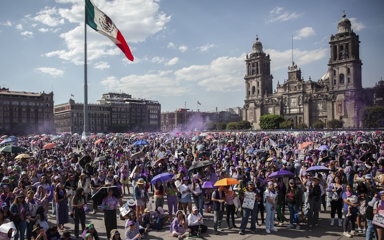Miles de mujeres reunidas en el Zócalo de la Ciudad de México, en conmemoración del 8M.