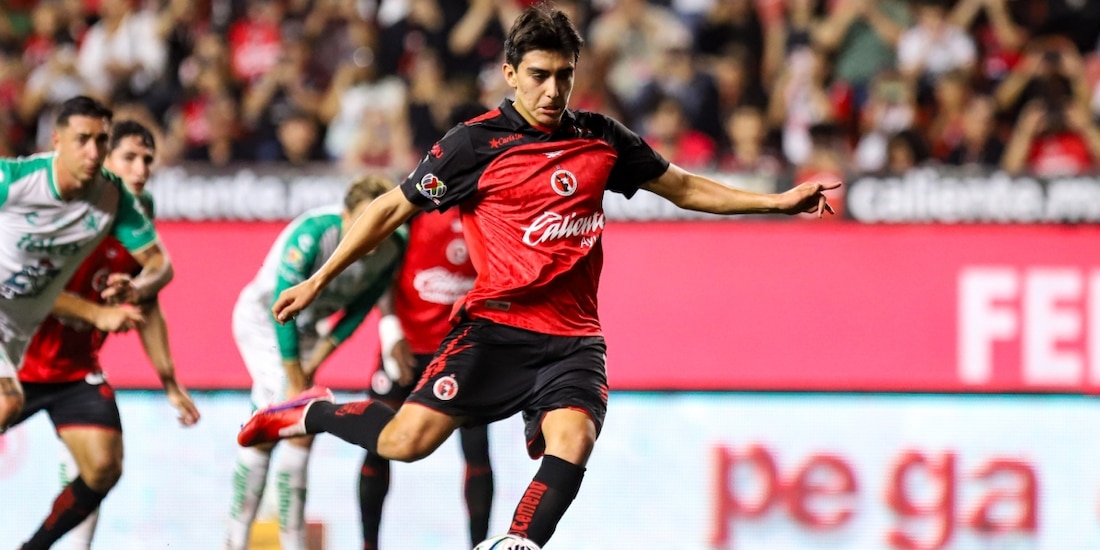 Gilberto Mora al anotar su gol con los Xolos en la Liga MX ante León
