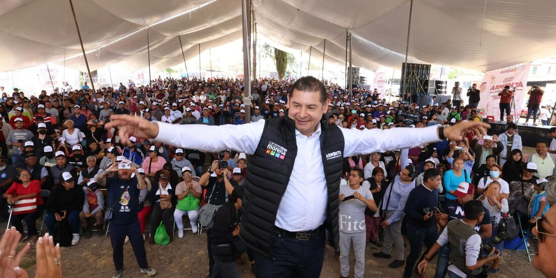 Trabajadores expresan respaldo a medidas de Armenta durante el evento en Puebla.