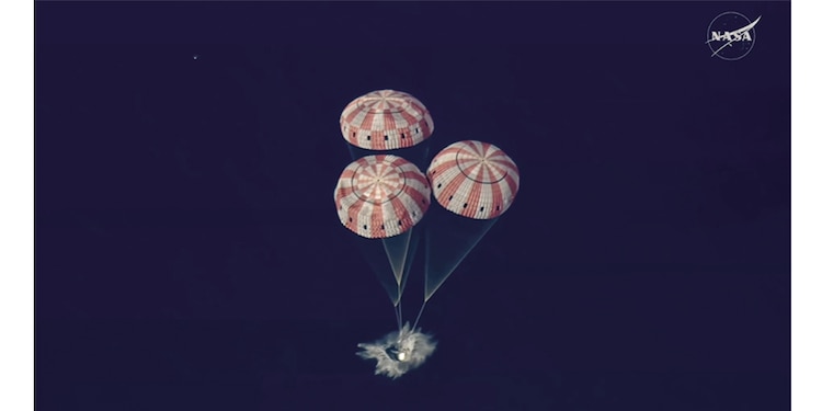 LA NAVE Orión logra un amerizaje asistido
por paracaídas, en el océano Pacífico.