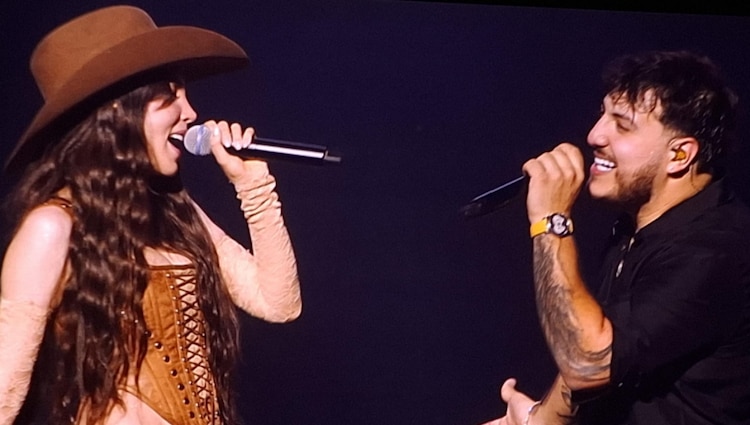 Belinda canta junto al vocalista de Grupo Frontera en la Arena CDMX, el viernes 8 de mayo de 2026.