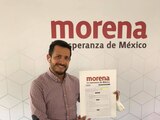 Óscar David Padilla, colaborador en San Lázaro, muestra su registro, el pasado 8 de enero.