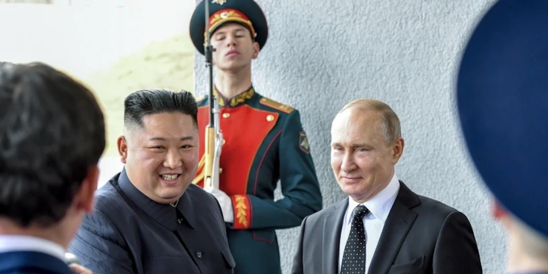 El presidente de Rusia, Vladímir Putin, a la derecha, estrecha la mano del líder de Corea del Norte, Kim Jong Un, durante un encuentro en Vladivostok, Rusia, el 25 de abril de 2019.