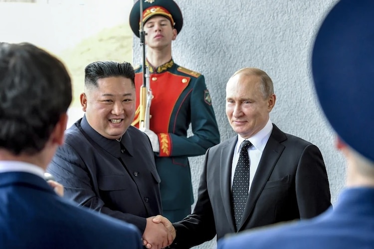 El presidente de Rusia, Vladímir Putin, a la derecha, estrecha la mano del líder de Corea del Norte, Kim Jong Un, durante un encuentro en Vladivostok, Rusia, el 25 de abril de 2019.