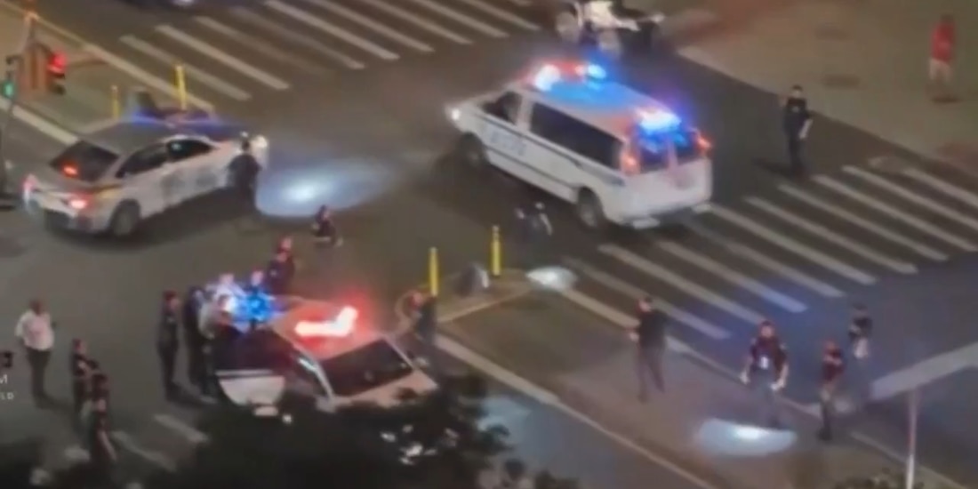 Elementos de seguridad llegaron al lugar donde se registró ataque armado, en Coney Island, en Brooklyn, Nueva York, EU.