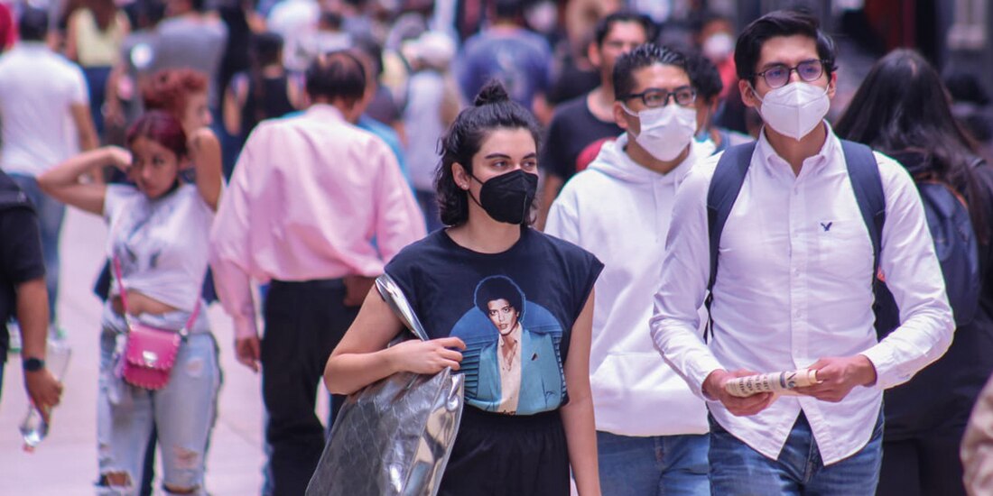 La mayoría de citadinos usa cubrebocas en la calle.