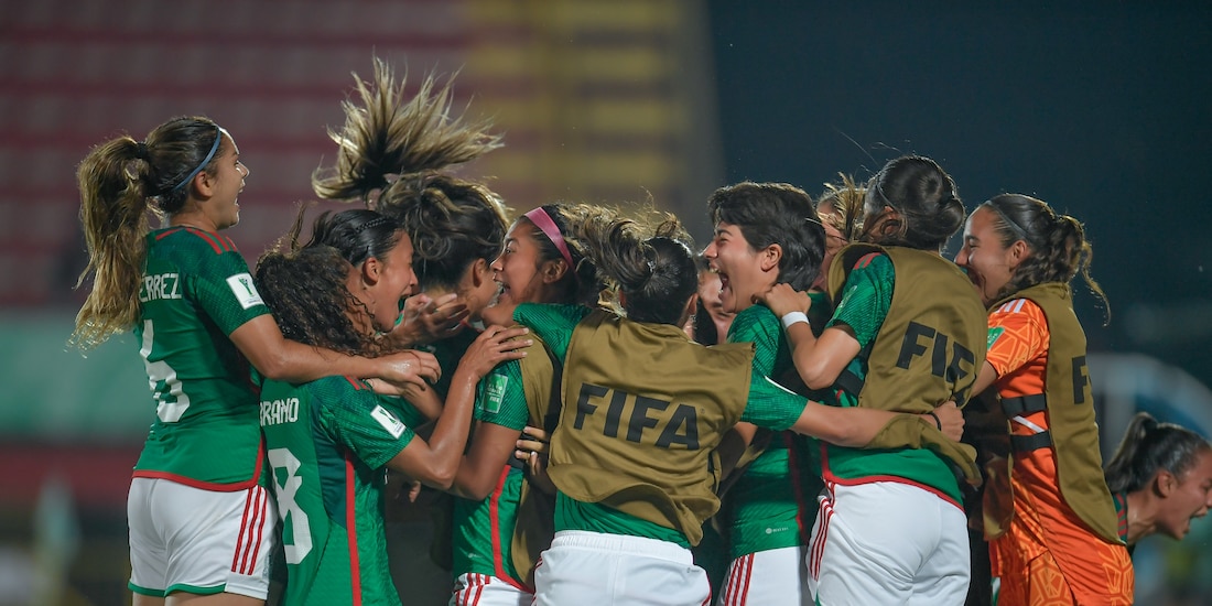 Jugadoras festejan su triunfo sobre Alemania, el martes.