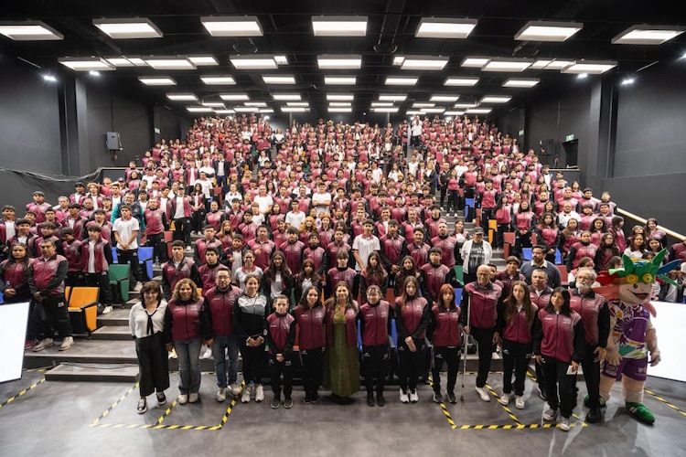 La Jefa de Gobierno, Clara Brugada, con la delegación de la Olimpiada Nacional Conade 2026.