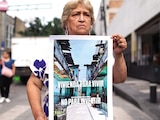 Una vecina afectada por el desalojo protesta el 27 de agosto pasado.