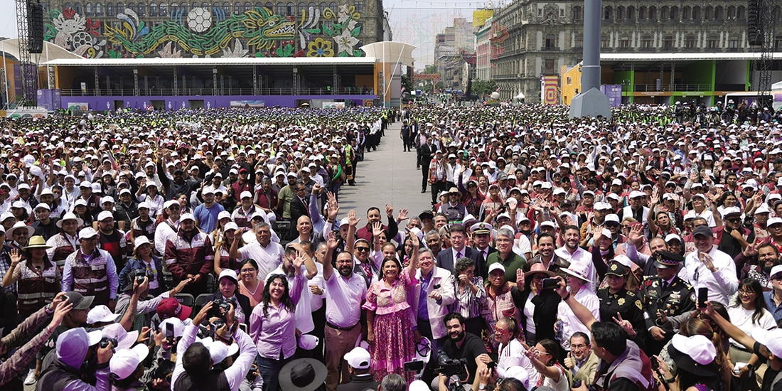 CLARA BRUGADA y su gabinete junto a miles de trabajadores del Gobierno local, ayer.