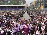 CLARA BRUGADA y su gabinete junto a miles de trabajadores del Gobierno local, ayer.