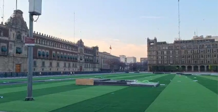 Instalan cancha de futbol en el Zócalo de la CDMX