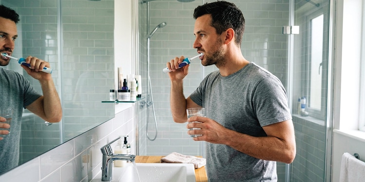 UTILIZA un vaso al cepillarte los dientes, pues así ocupas menos.