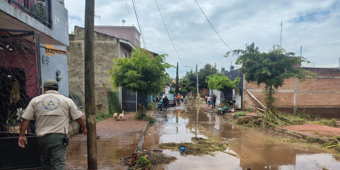 Fuertes lluvias inundan colonias de Zapotlanejo, Jalisco