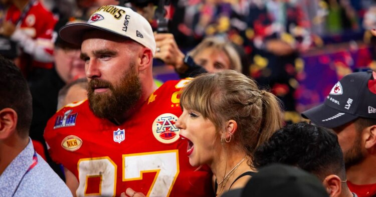 Travis Kelce y Taylor Swift celebran el campeonato de los Chiefs en el Super Bowl