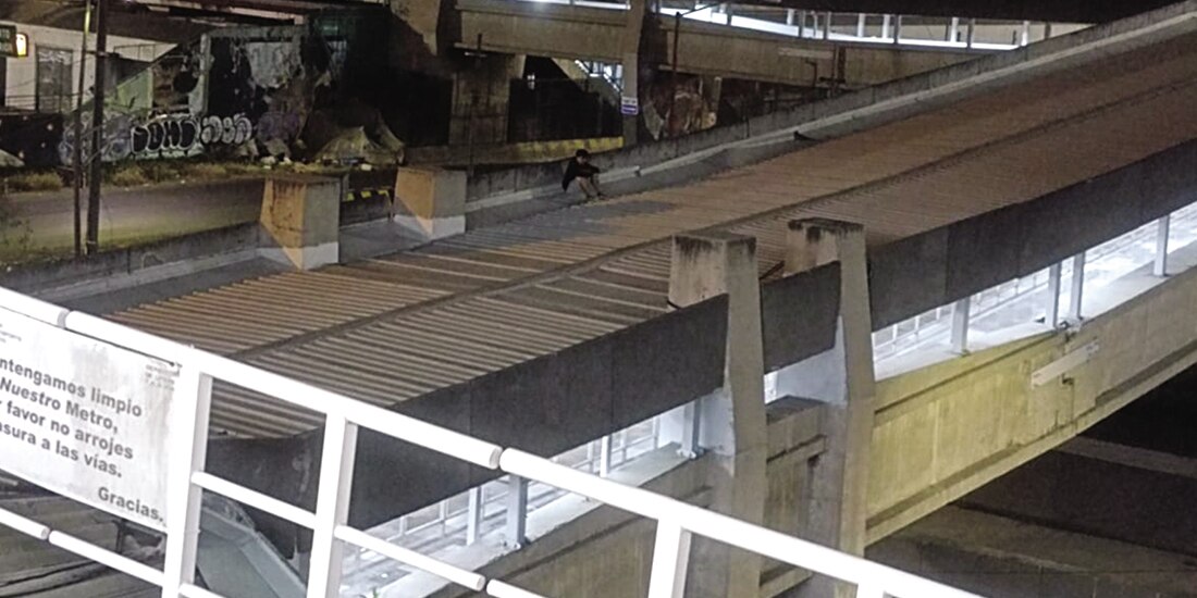 Un joven de 21 años, sentado en un techo del Metro Pantitlán, en diciembre.