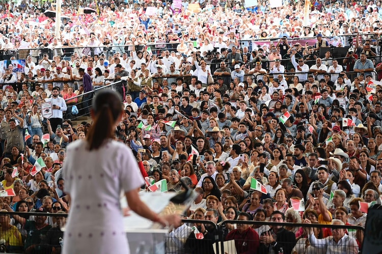 Presidenta Claudia Sheinbaum Pardo durante la gira nacional con motivo de su Segundo Informe de Gobierno.