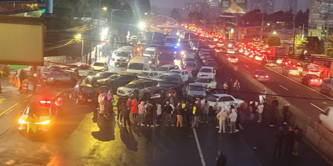 Más de 500 vecinos de Cuajimalpa bloquean la carretera México-Toluca tras no ser recibidos por Orvañanos.