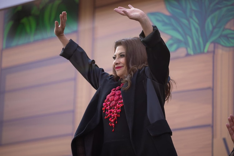 Clara Brugada anuncia que el programa Mercomuna duplicará el número de beneficiarios y aumentará el monto del apoyo a $3,000 en vales para el 2026.