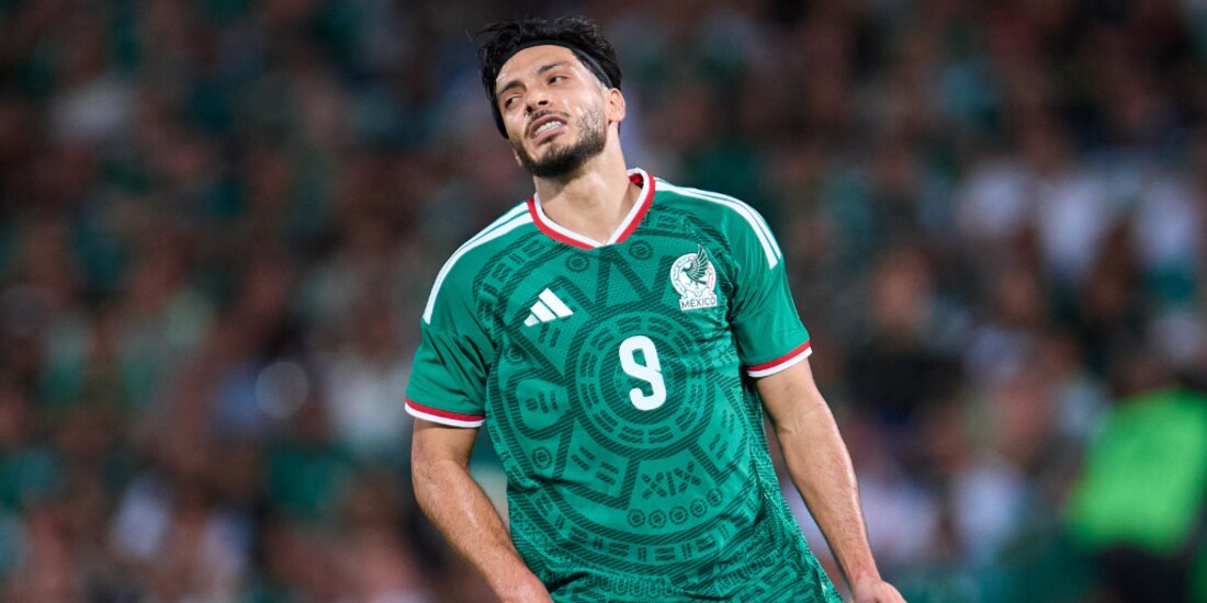 Raúl Jiménez se lamenta después de una falla ante Uruguay.