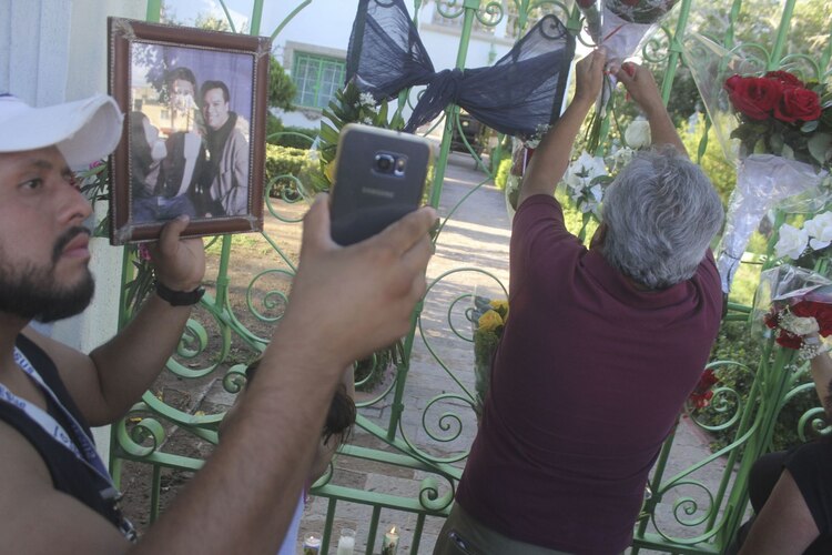 Seguidores de Juan Gabriel se reunieron en las afueras de la casa de la casa del cantautor en la avenida 16 de Septiembre, el 28 de agosto de 2016, cuando falleció el "Divo de Juárez".