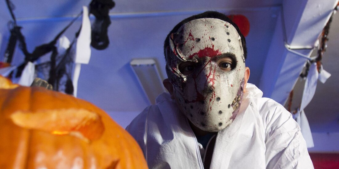 Joven luce su disfraz de Halloween para pedir su calaverita.