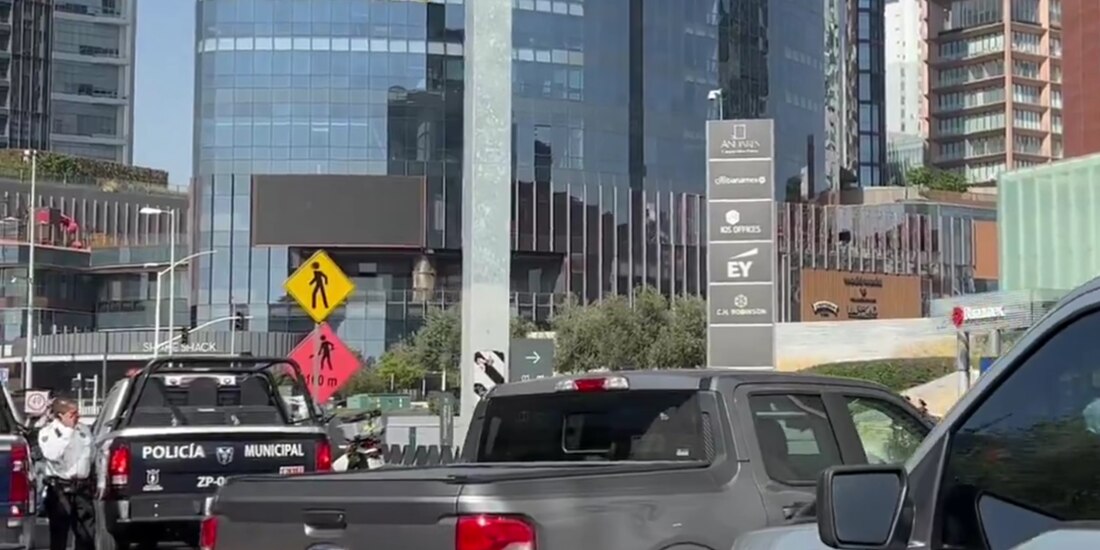 Autoridades municipales durante el operativo implementado tras el crimen en una plaza de Zapopan, ayer.