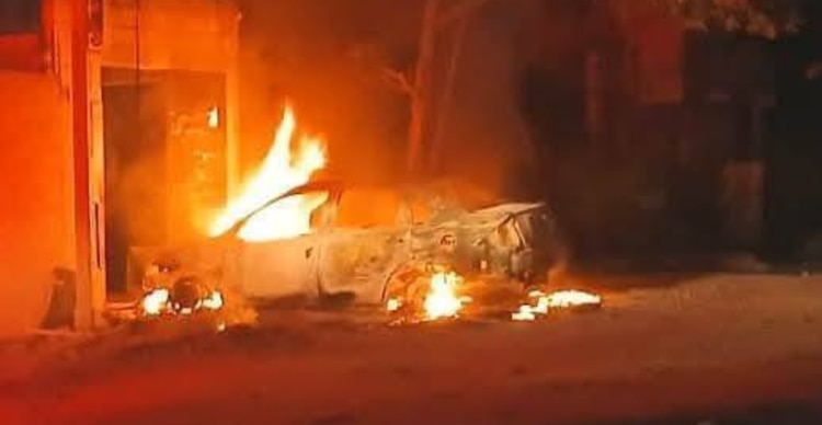 Vehículo que se encontraba fuera de la residencia de 'El Chuponcito'