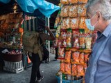 Venta de productos chatarra en puestos de la calle.