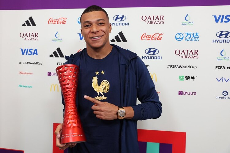 Mbappé se revela contra cerveza patrocinadora.