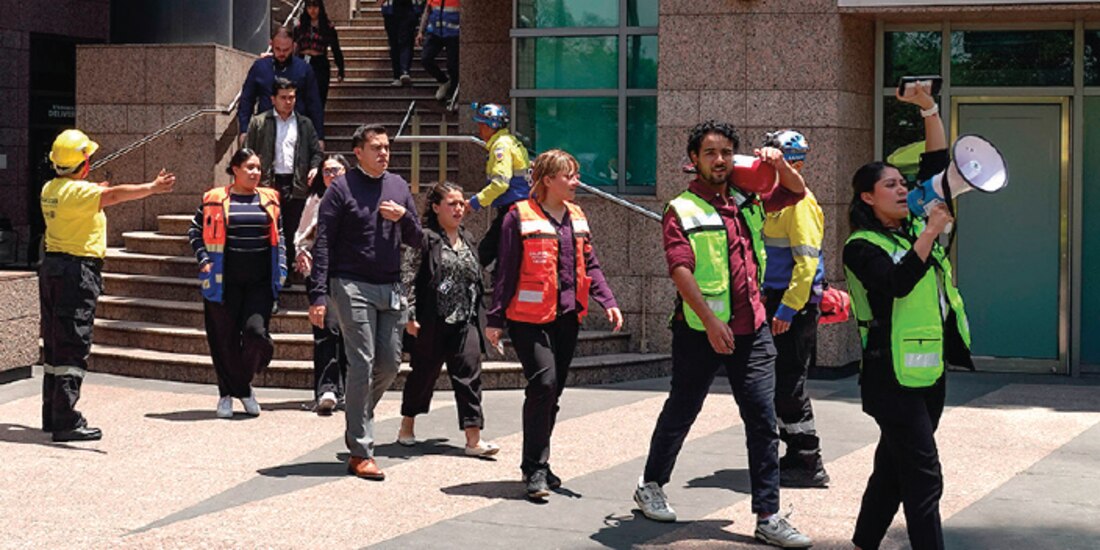 Oficinistas de la CDMX realizan la evacuación de edificios.