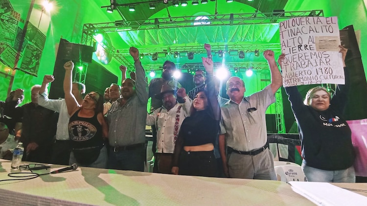 Representantes de pulquerías y activistas, ayer, al declararse en resistencia.