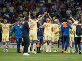 Futbolistas del América festejan su pase a la final de la Liga MX después de vencer a Chivas en el Estadio Azteca.