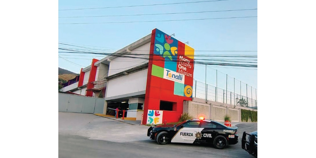 ELEMENTOS de la Policía de Nuevo León acompañaron la diligencia ministerial en la escuela particular de Monterrey