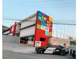 ELEMENTOS de la Policía de Nuevo León acompañaron la diligencia ministerial en la escuela particular de Monterrey