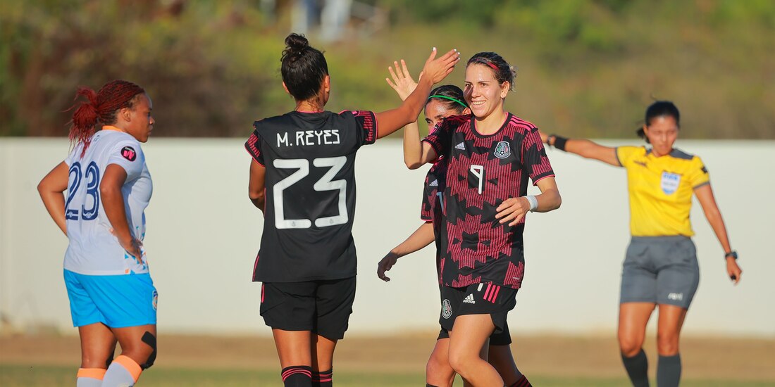 Futbolistas de la Selección Mexicana Femenil festejan uno de sus goles contra Anguila.