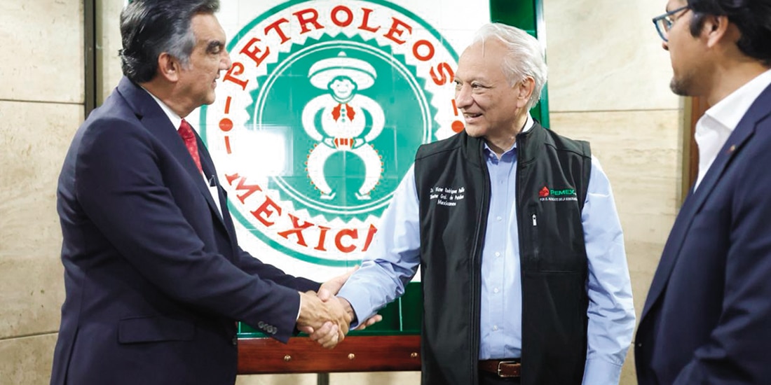 El gobernador de Tamaulipas, Américo Villarreal Anaya (izq.), en encuentro.