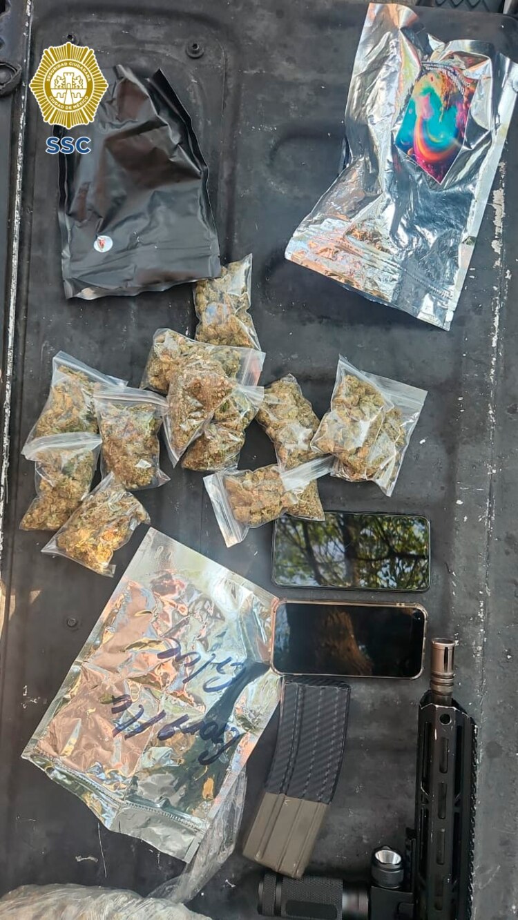 A los detenidos les aseguraron un arma larga y aparente droga.