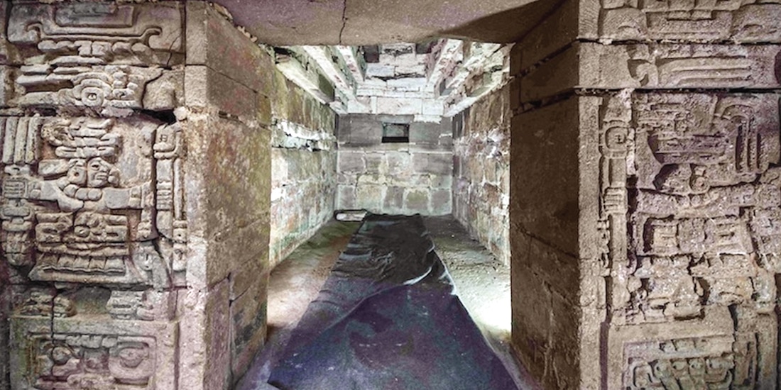 Las figuras de un hombre y de una mujer se encuentran labradas en las jambas.