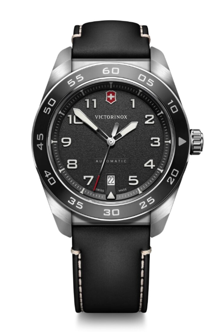 SWISS ARMY AUTOMATIC │ Es de la nueva colección de Victorinox, Swiss Army. Es muy elegante con un diseño en color negro; además es funcional, ya que se adapta a varias tareas a la perfección. La esfera está optimizada con numerales con relieve y manecillas grandes SuperLuminova, material que es fotoluminiscente para que las manecillas y los números brillen en la oscuridad. El movimiento automático de fecha Sellita SW200 fija el estándar de precisión. Otro modelo es Quartz.