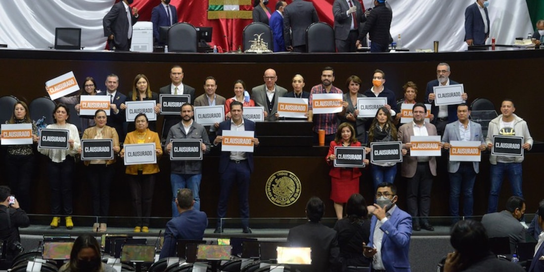 Legisladores de MC protestan, ayer, en el pleno de la Cámara de Diputados.