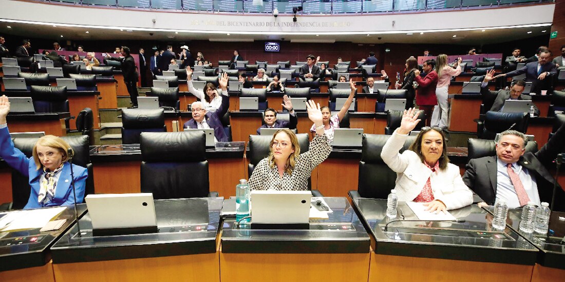 Senadores en sesión ordinaria en el Congreso de la Unión, ayer, durante la votación de la reforma contra nepotismo.